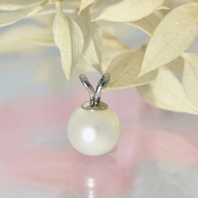 Single White Cultured Akoya Pearl 18ct White Gold Pendant texture-pearl  