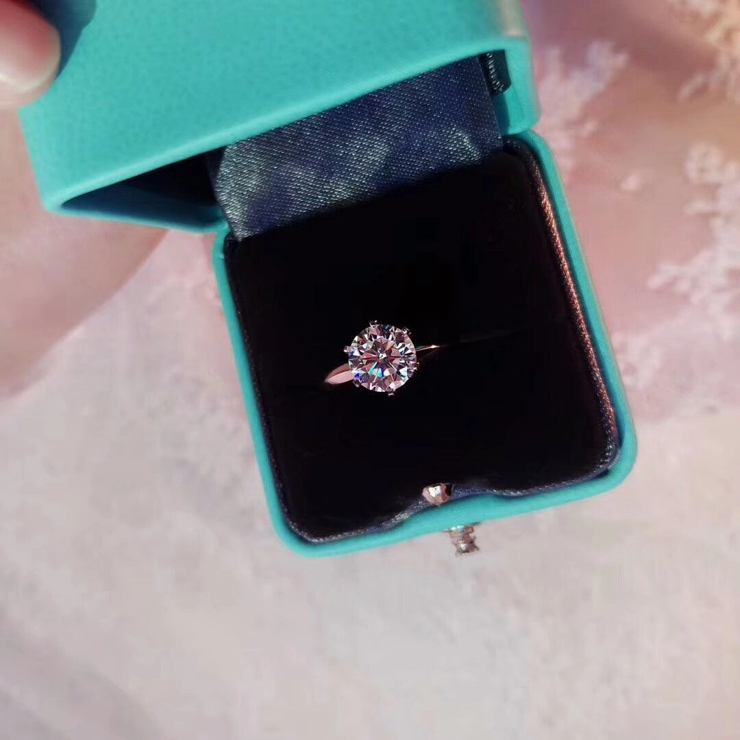 Six Claw Diamond Ring Female Simulation 1 Carat Two Silver T