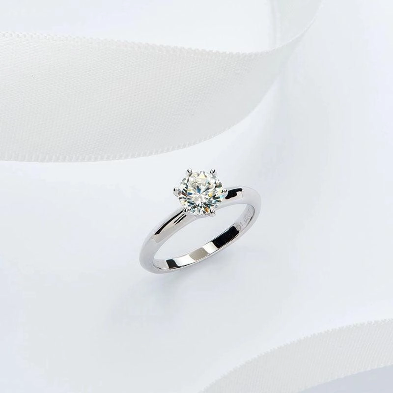 Six Claw Diamond Ring Female Simulation 1 Carat Two Silver T