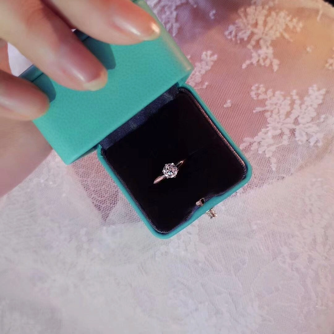 Six Claw Diamond Ring Female Simulation 1 Carat Two Silver T