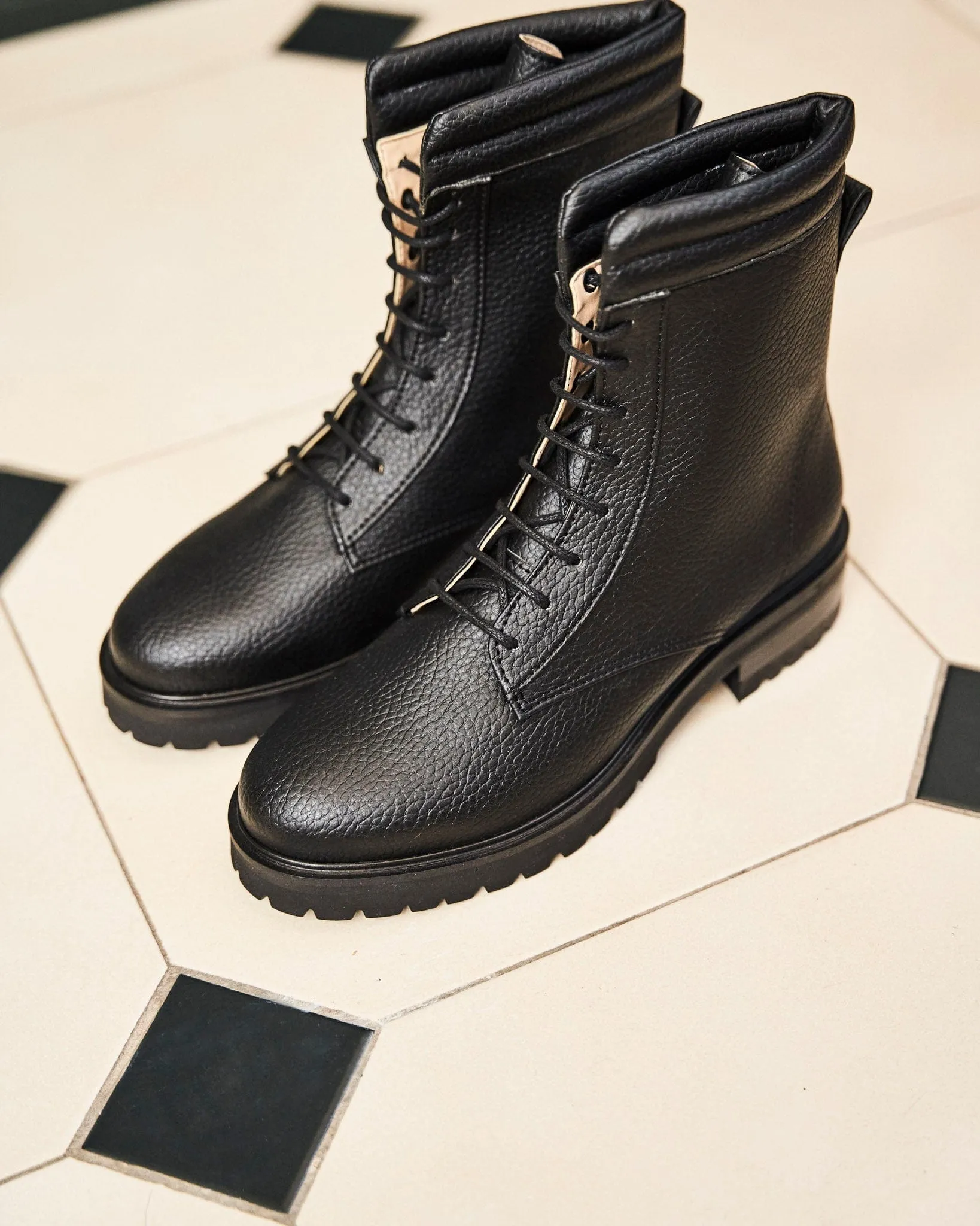 Suspicion Vegane Apfel-Leder Kampfstiefel | Schwarz
