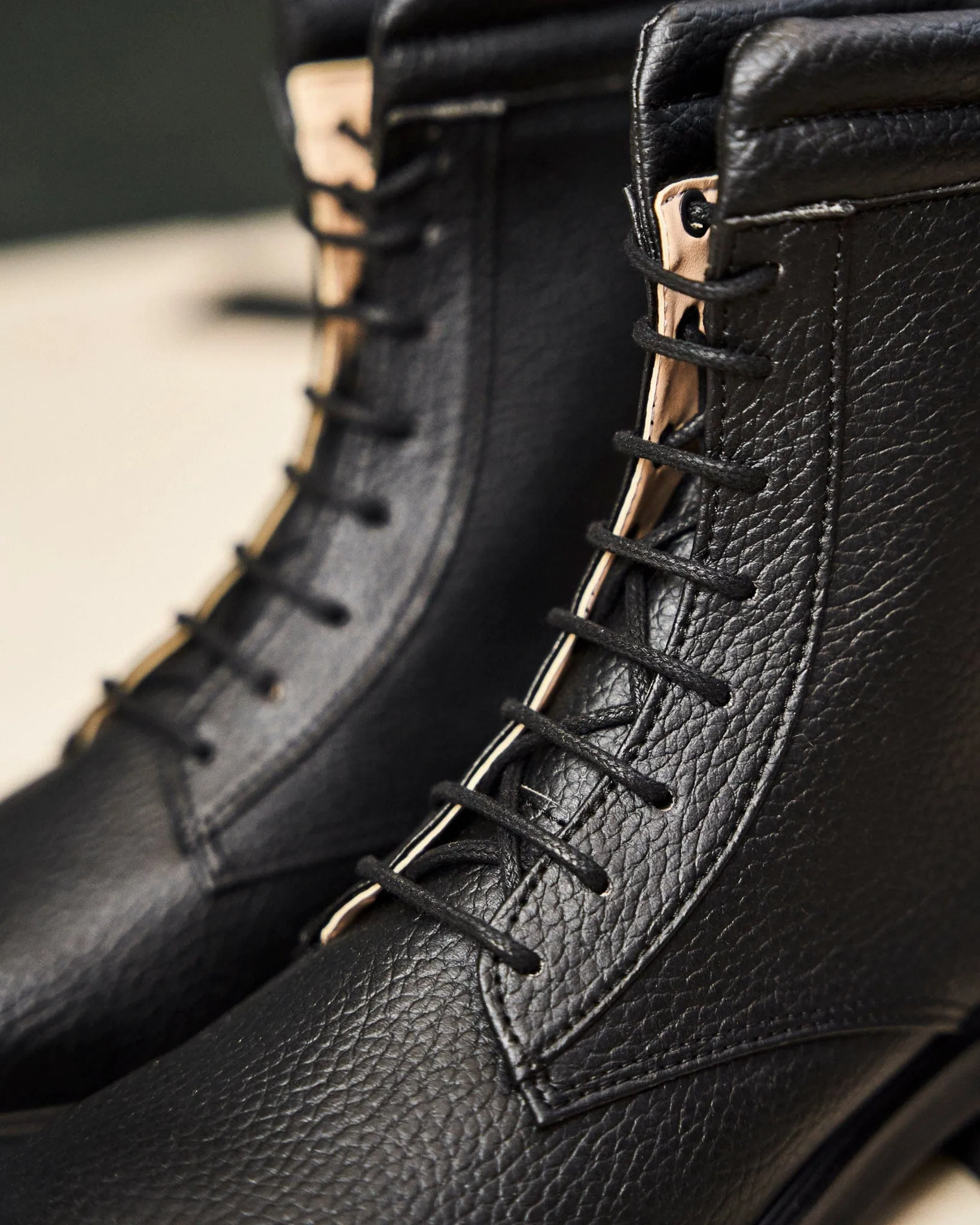 Suspicion Vegane Apfel-Leder Kampfstiefel | Schwarz