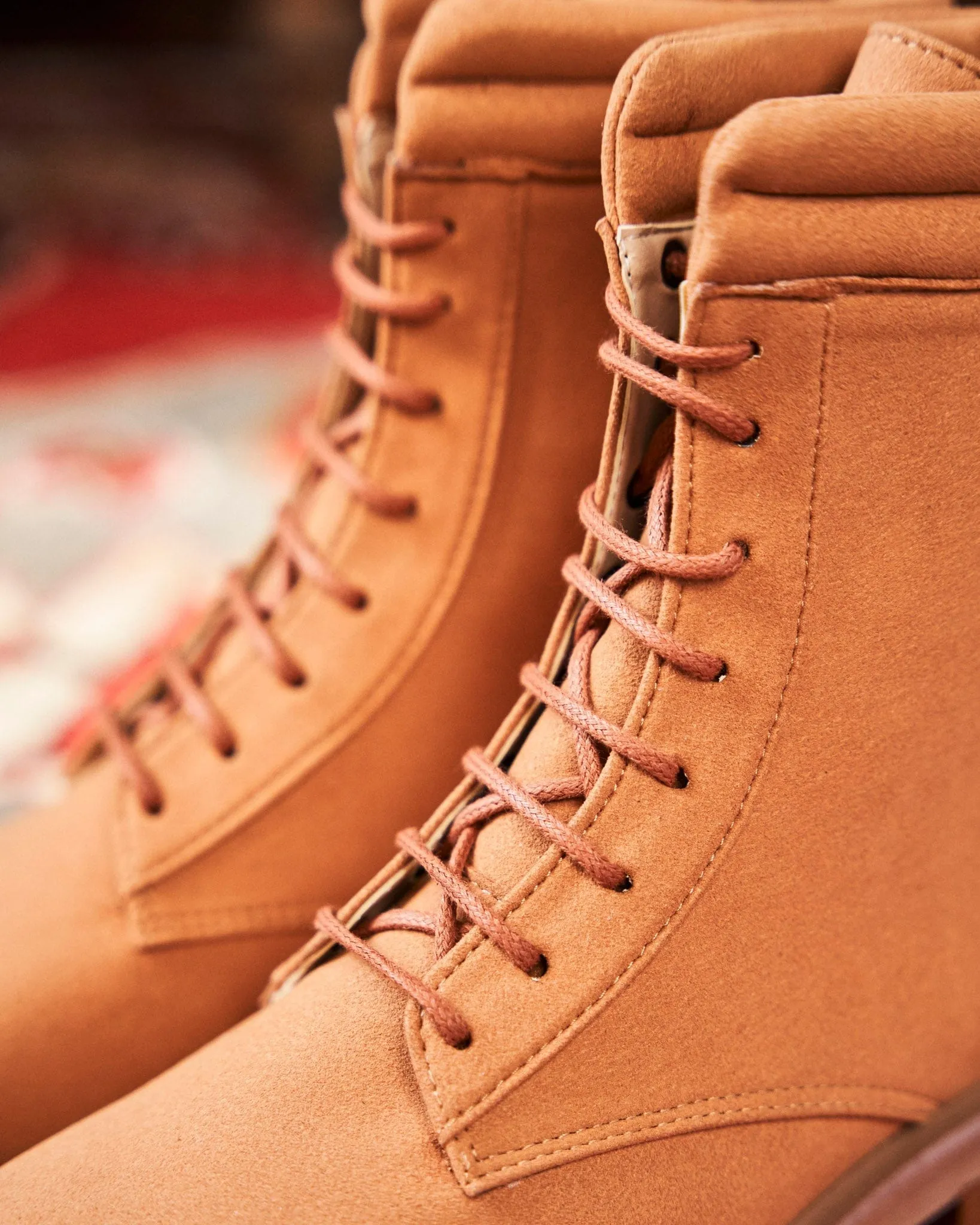 Verdächtige vegane Wildleder-Kampfstiefel | Karamell