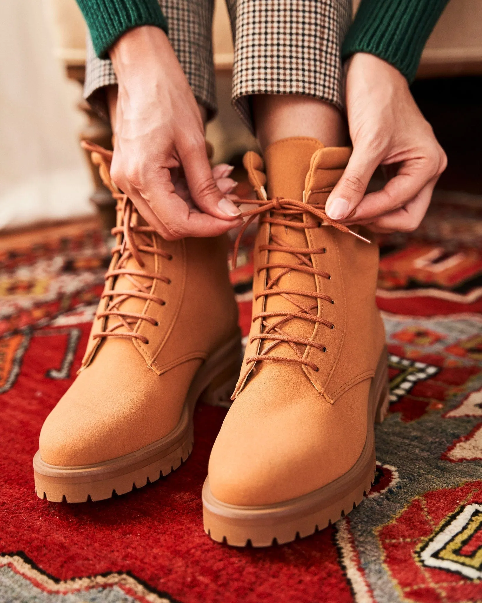 Verdächtige vegane Wildleder-Kampfstiefel | Karamell