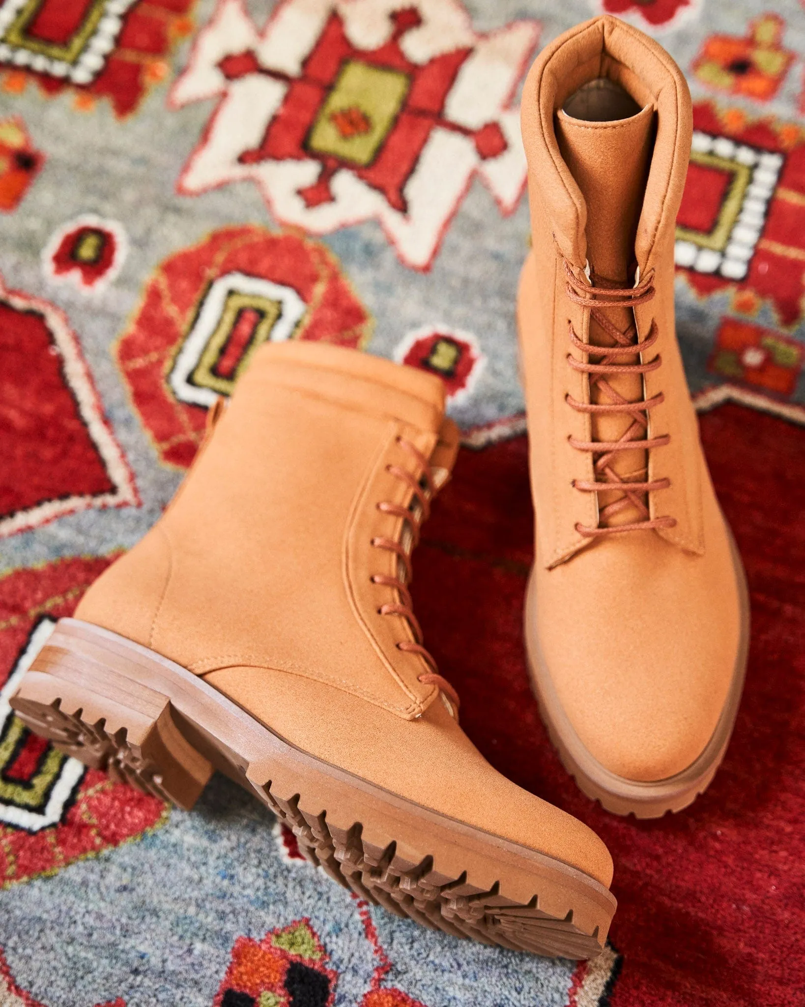 Verdächtige vegane Wildleder-Kampfstiefel | Karamell