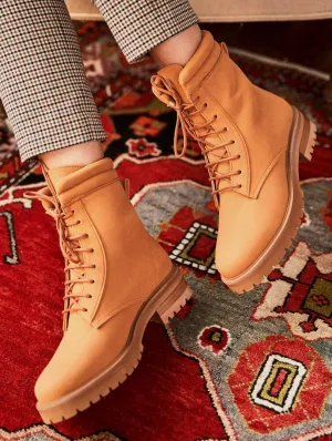 Verdächtige vegane Wildleder-Kampfstiefel | Karamell