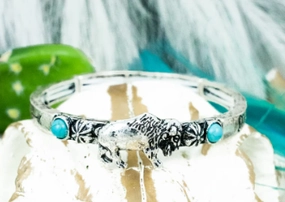TURQUOISE 'STAY WILD' BUFFALO SILVERTONE STRETCH BRACELET texture-rose-gold  