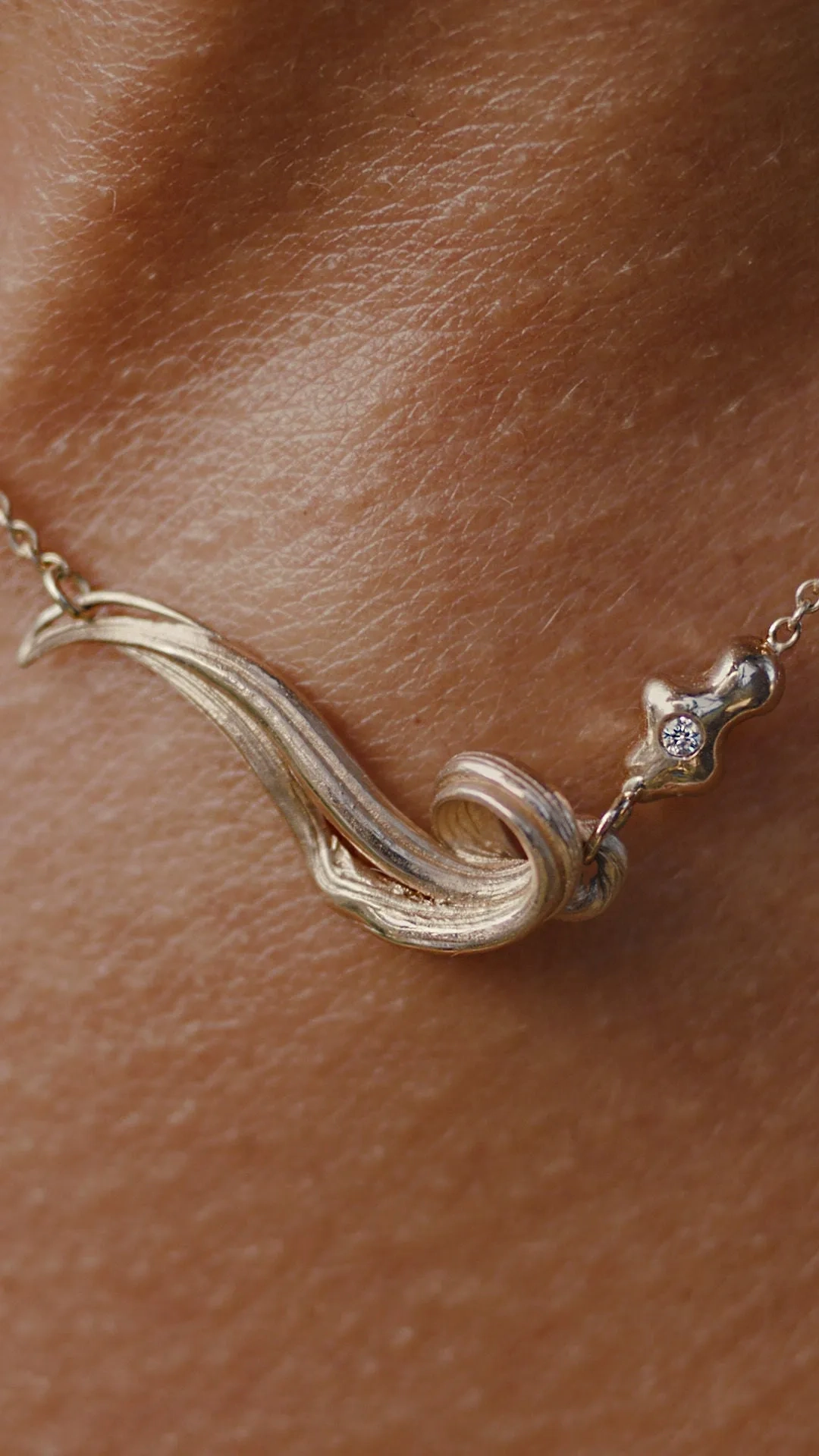Unda 14K Gold Necklace w. Diamond