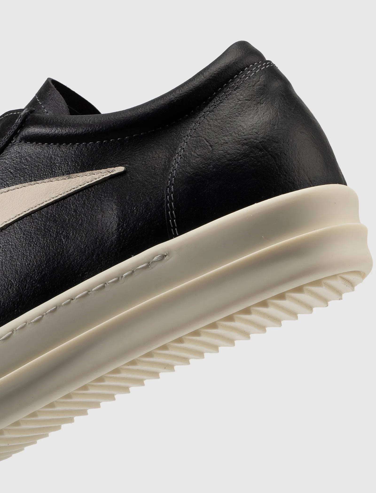 VINTAGE SNEAKERS 