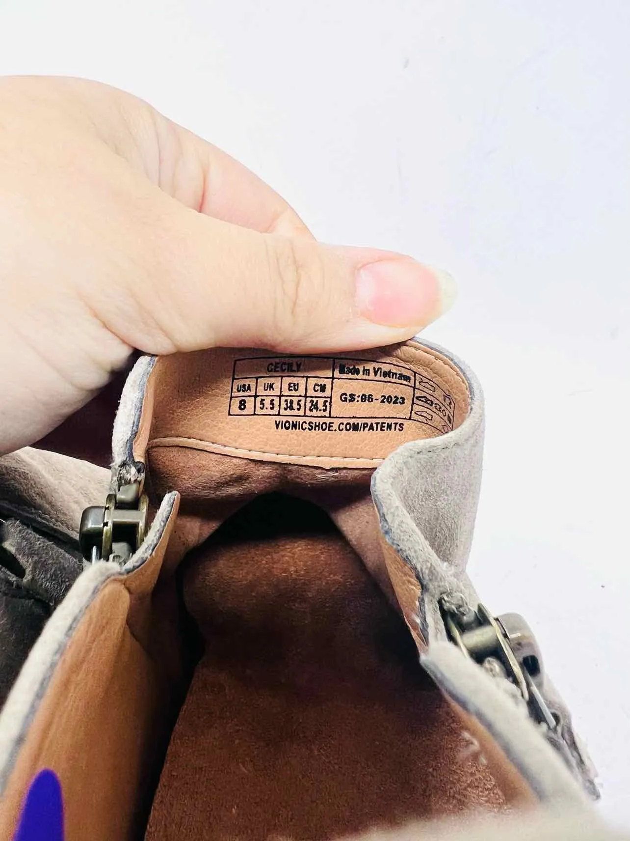 Vionic Größe 8 Taubengraue Reißverschluss-Suede-Stiefeletten