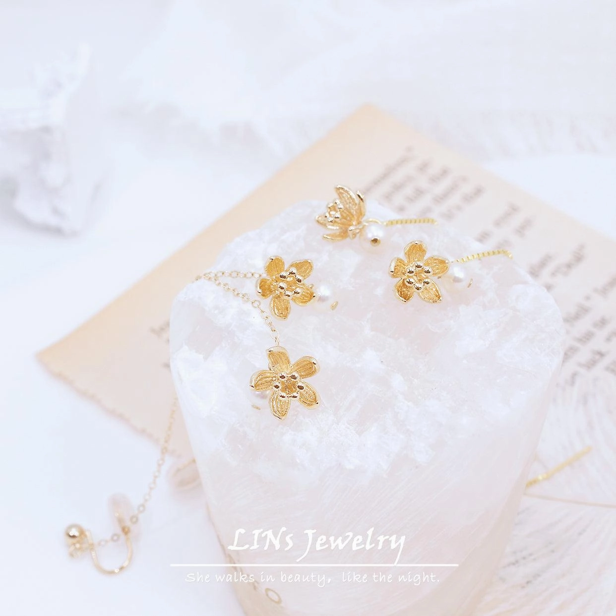 Water Lily Three-dimensional Lotus Pearl Bag Gold Ear Clip